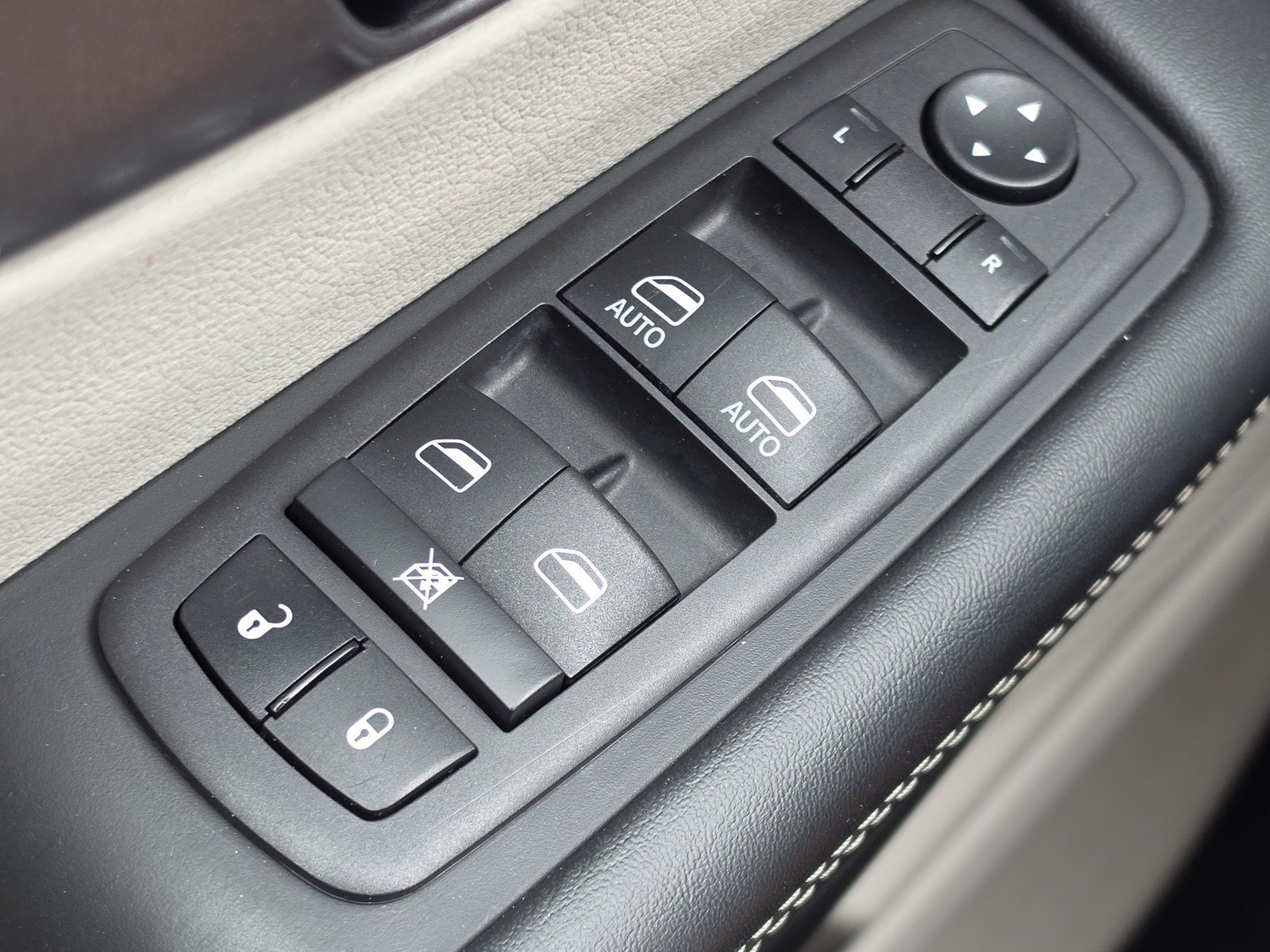 Used 2023 Chrysler Pacifica Touring-L FWD image 15