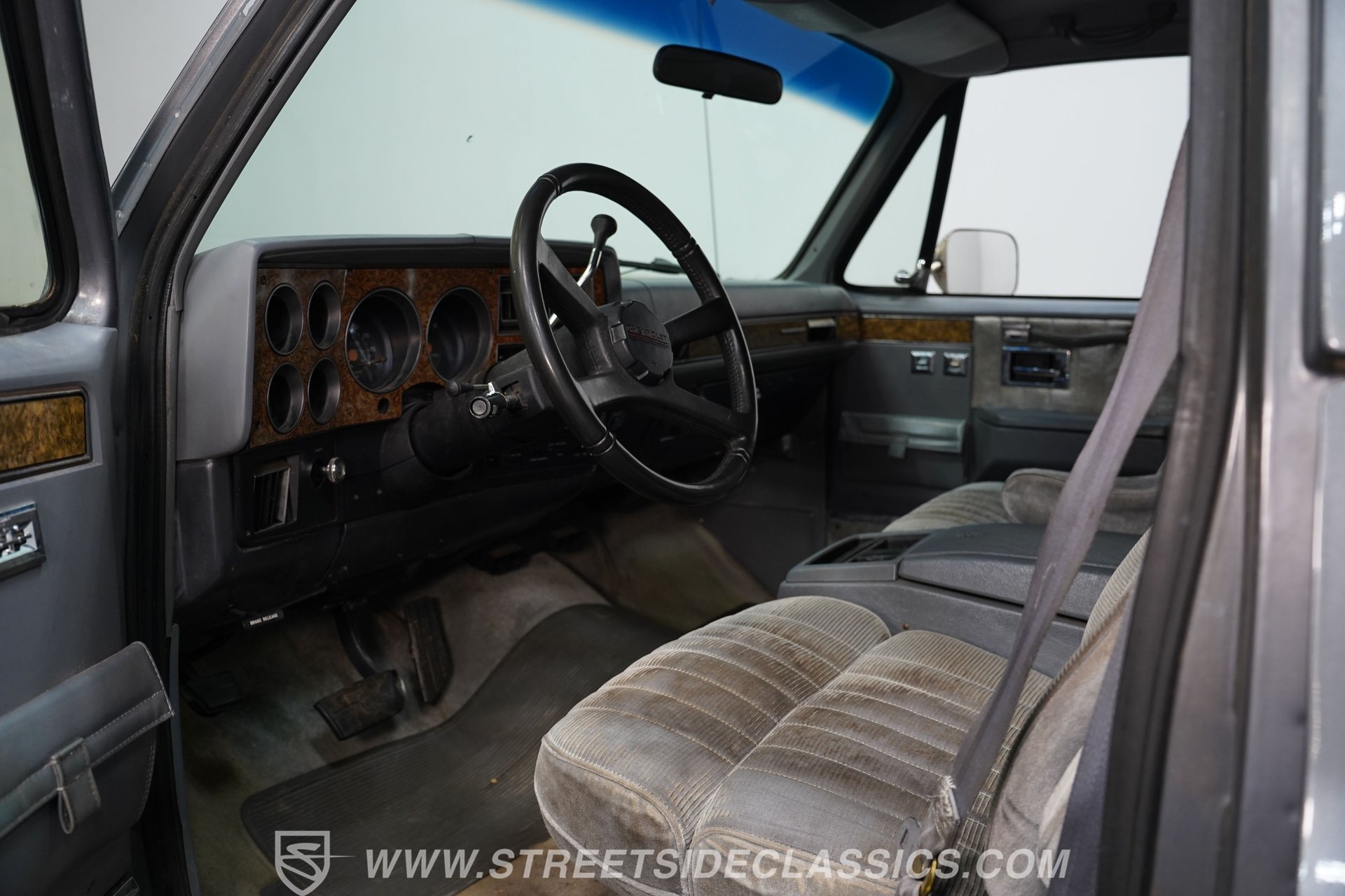 Used 1990 Chevrolet Suburban 2WD image 4