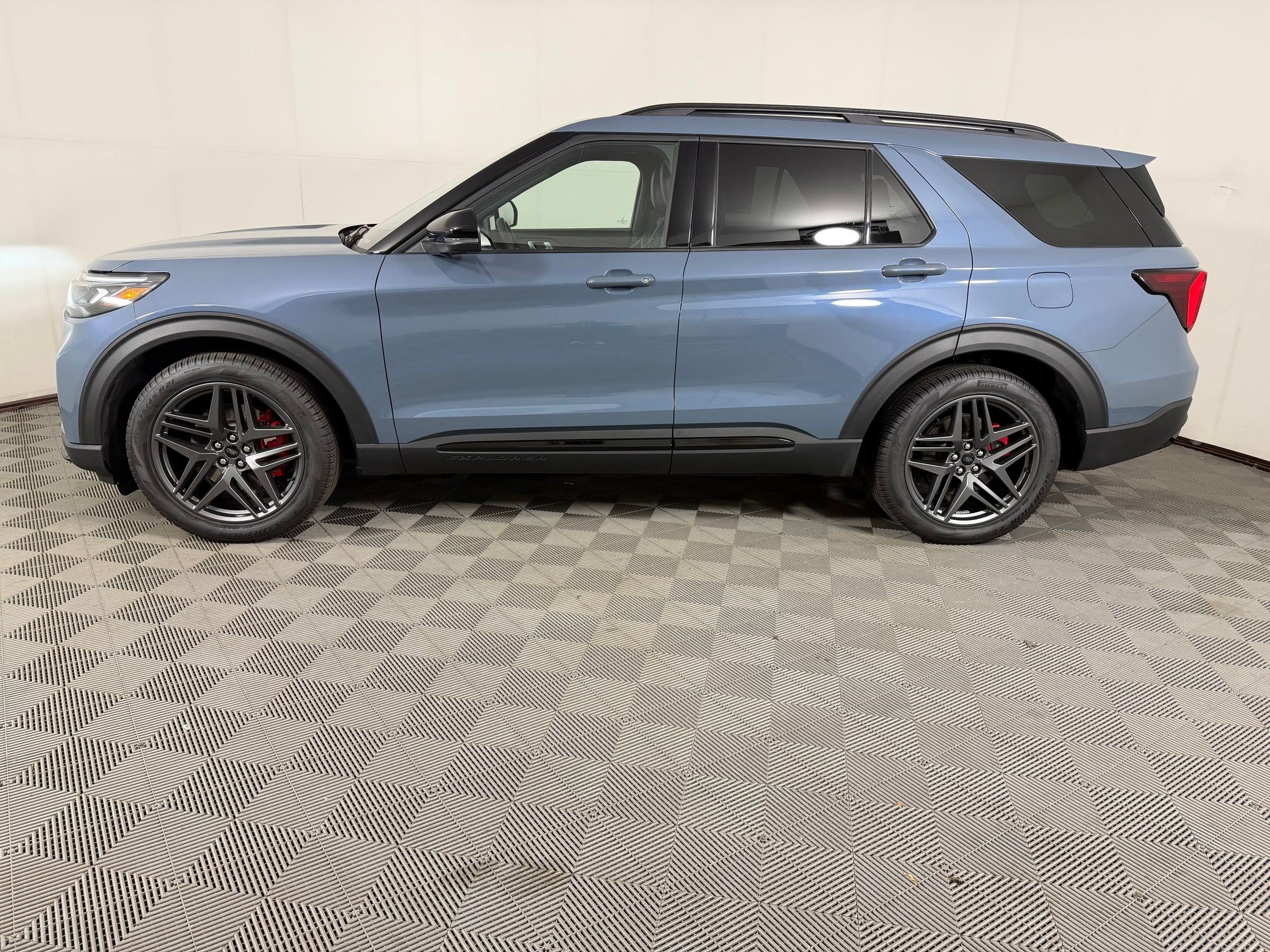 Used 2025 Ford Explorer ST w/ Sun And Sound Package AWD/4WD image 2