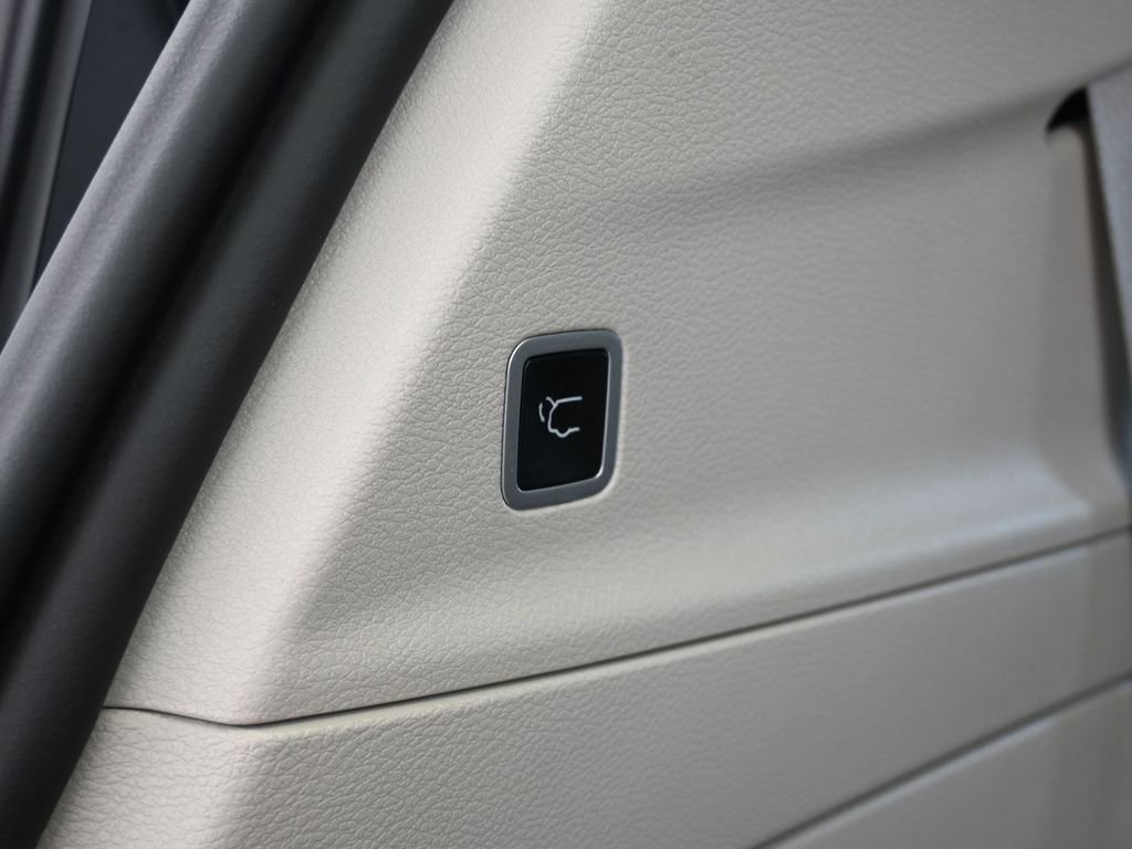 Used 2023 Chrysler Pacifica Touring-L image 39