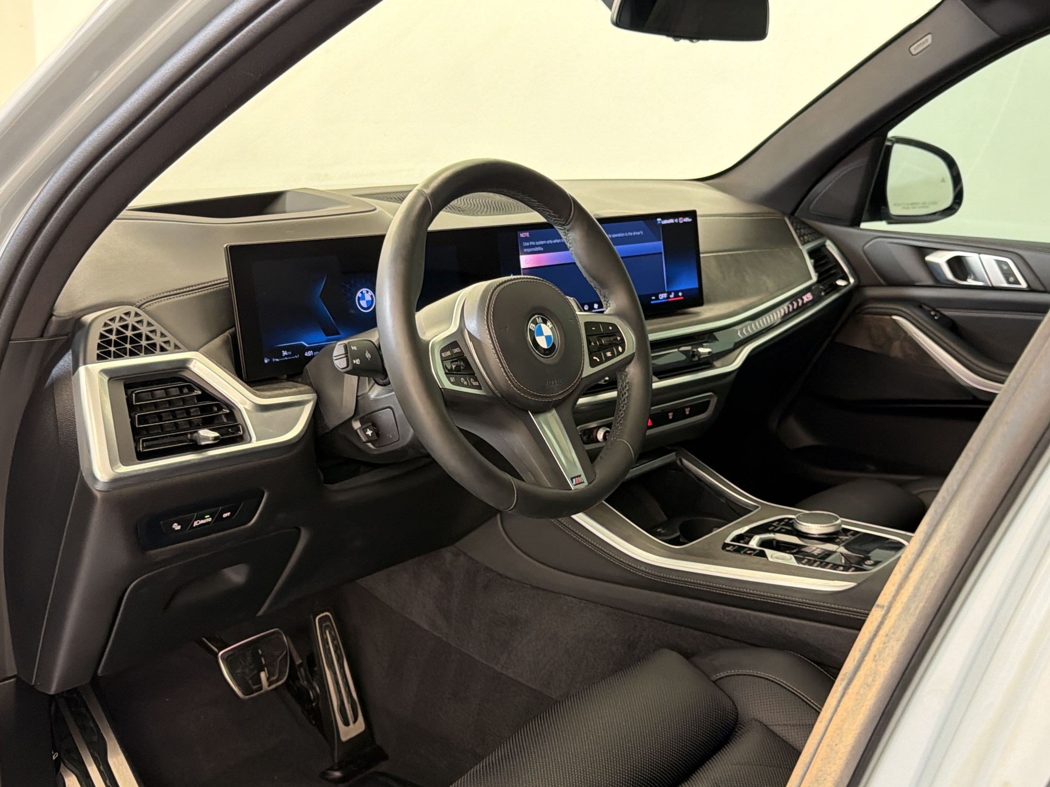 Used 2024 BMW X5 xDrive40i w/ M Sport Package AWD/4WD image 4