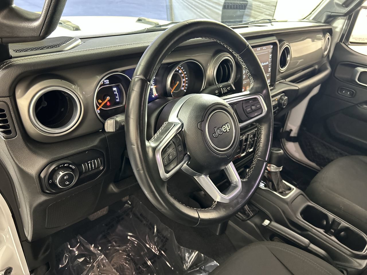Used 2022 Jeep Gladiator Overland AWD/4WD image 11
