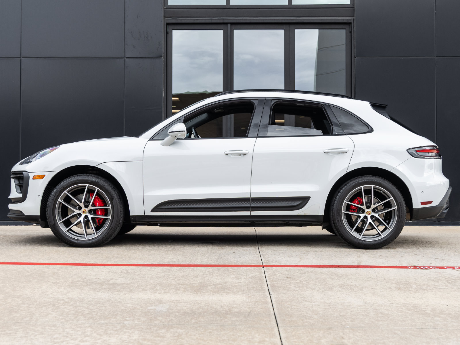 Certified 2022 Porsche Macan S AWD/4WD image 2