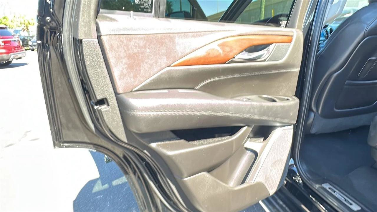 Used 2015 Cadillac Escalade Luxury AWD/4WD image 26