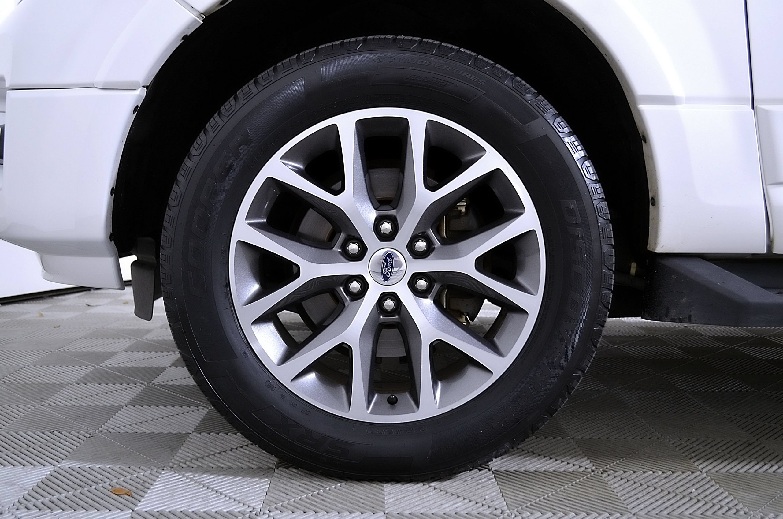 Used 2017 Ford Expedition XLT w/ Equipment Group 202A RWD image 13