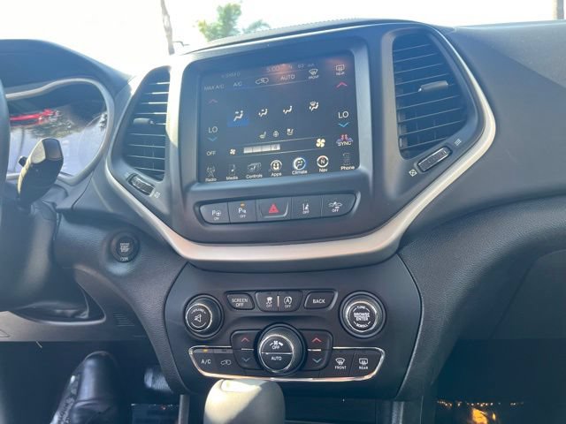 Used 2017 Jeep Cherokee Overland w/ Technology Group FWD image 21