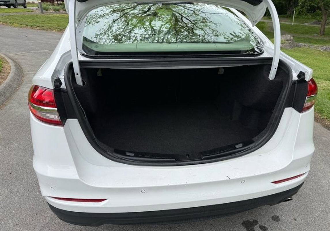 Used 2020 Ford Fusion SE FWD image 32