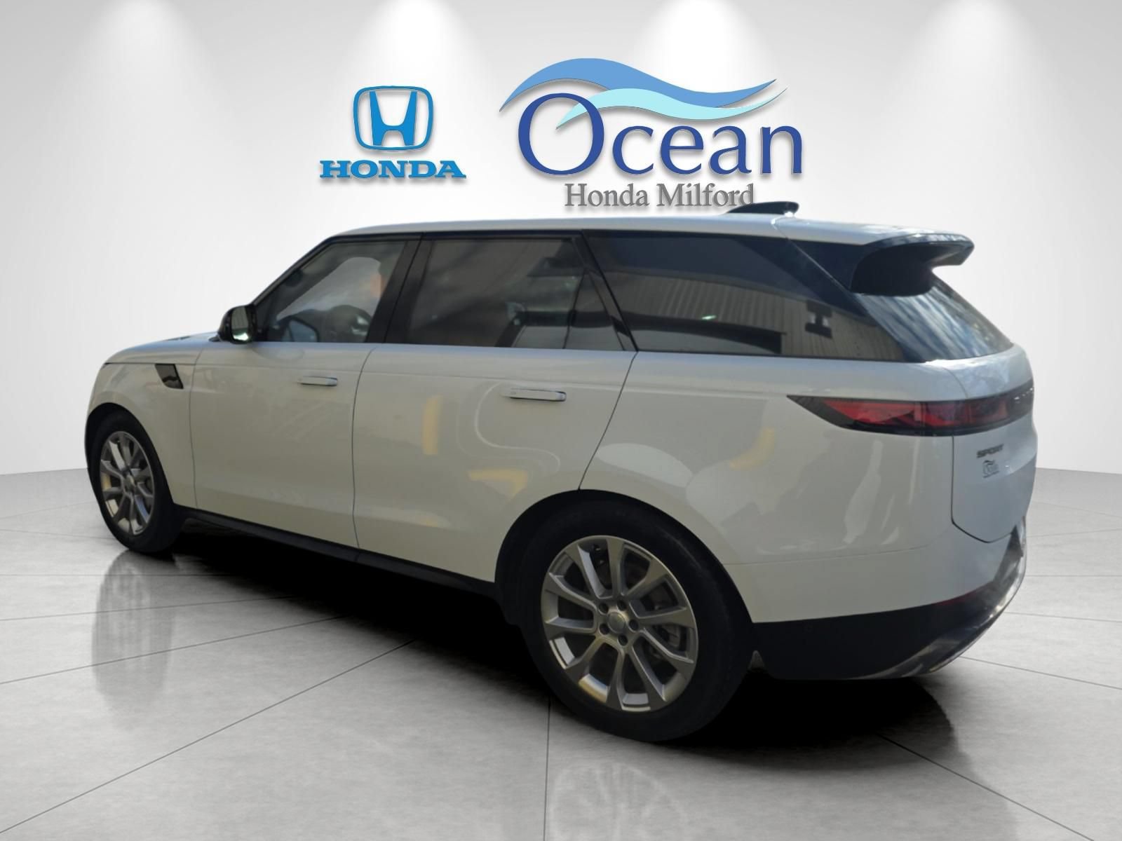 Used 2024 Land Rover Range Rover Sport SE AWD/4WD image 5