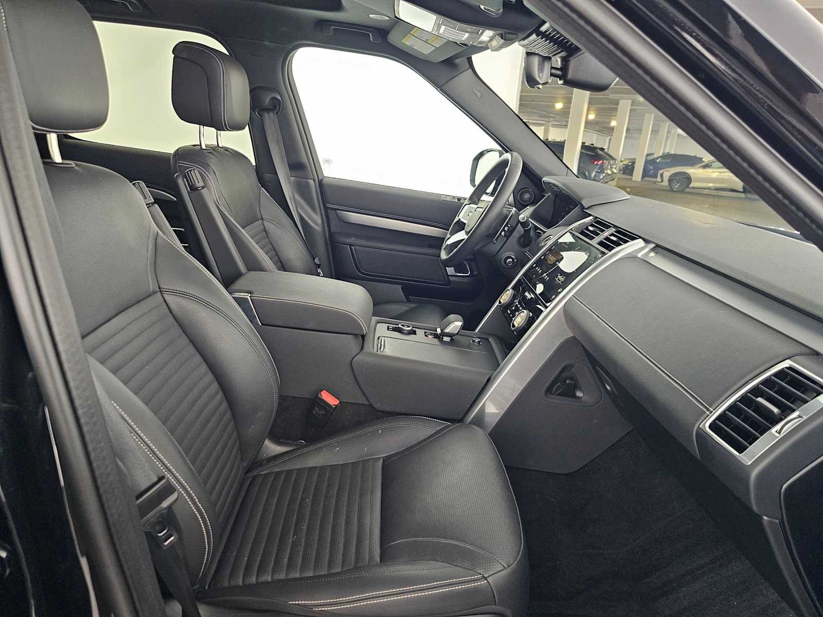 Used 2025 Land Rover Discovery Dynamic SE AWD/4WD image 10
