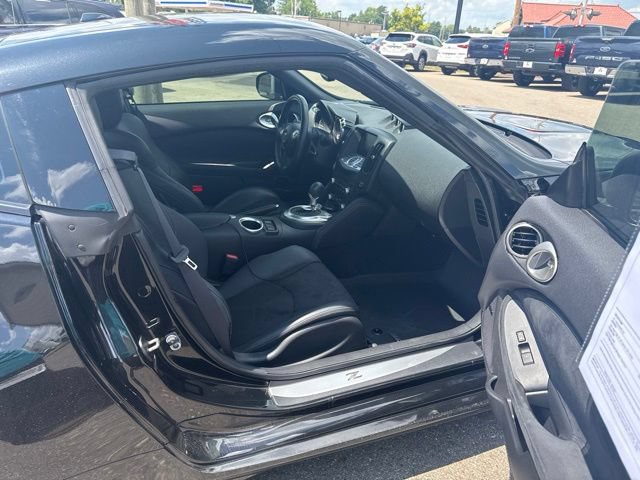 Used 2010 Nissan 370Z Touring w/ Sport Pkg RWD image 11