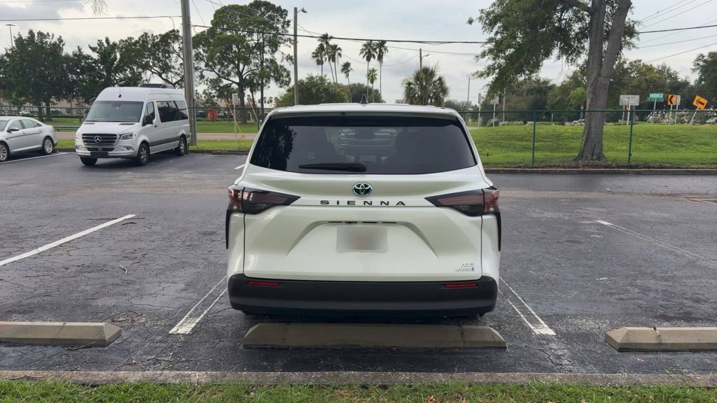 Used 2024 Toyota Sienna XLE FWD image 3