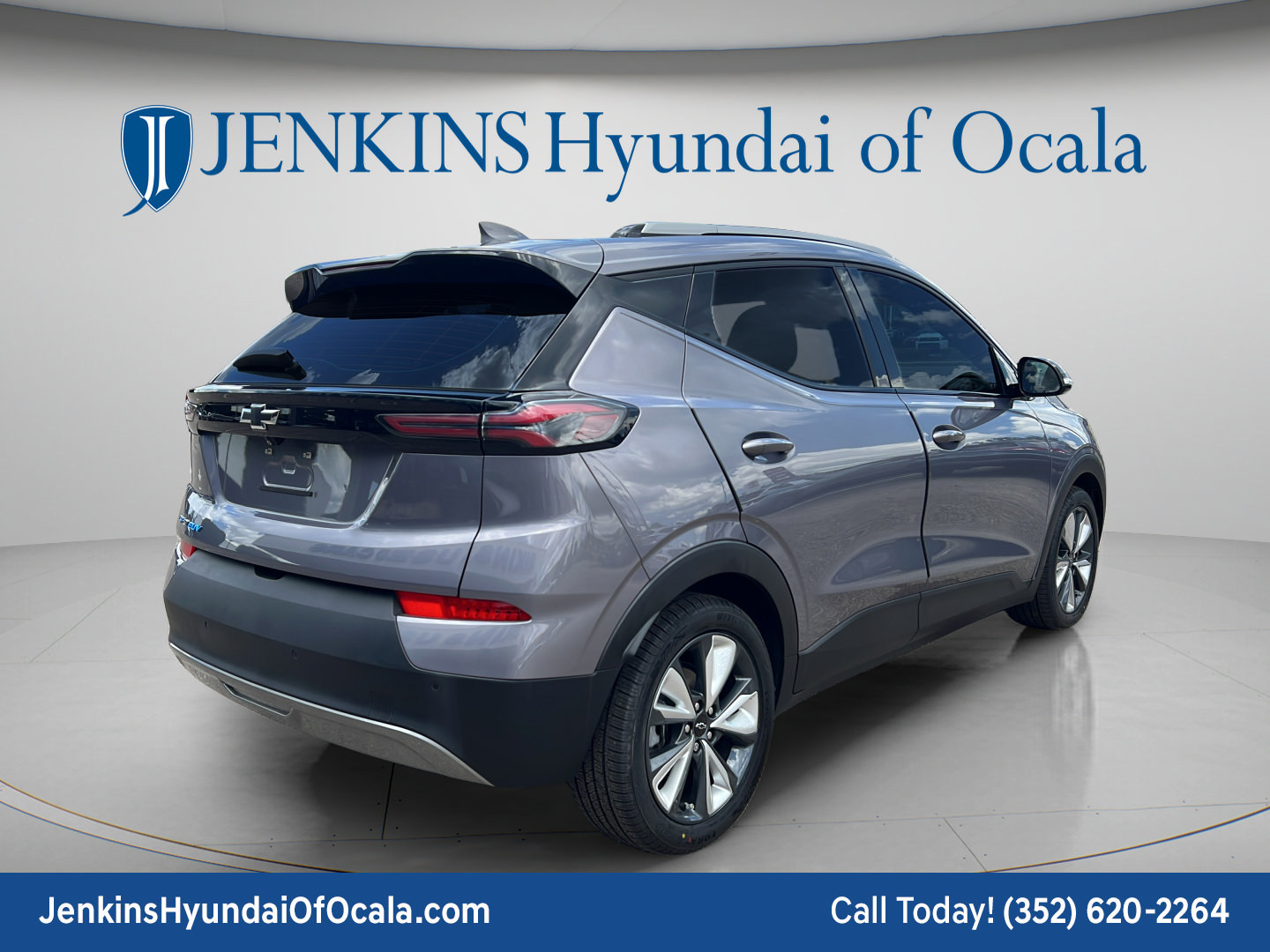 Used 2022 Chevrolet Bolt EUV LT w/ Convenience Package FWD image 3