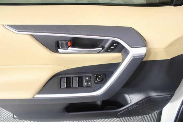 Used 2021 Toyota RAV4 XLE Premium image 15