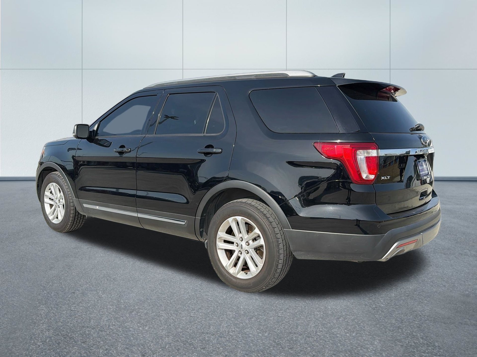 Used 2017 Ford Explorer XLT w/ Equipment Group 202A FWD image 9