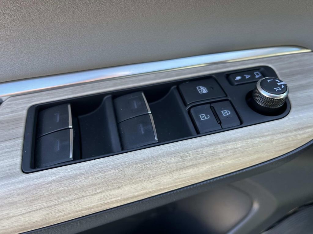 Used 2024 Toyota Venza XLE image 28