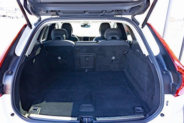 Used 2023 Volvo XC60 B5 Plus image 21