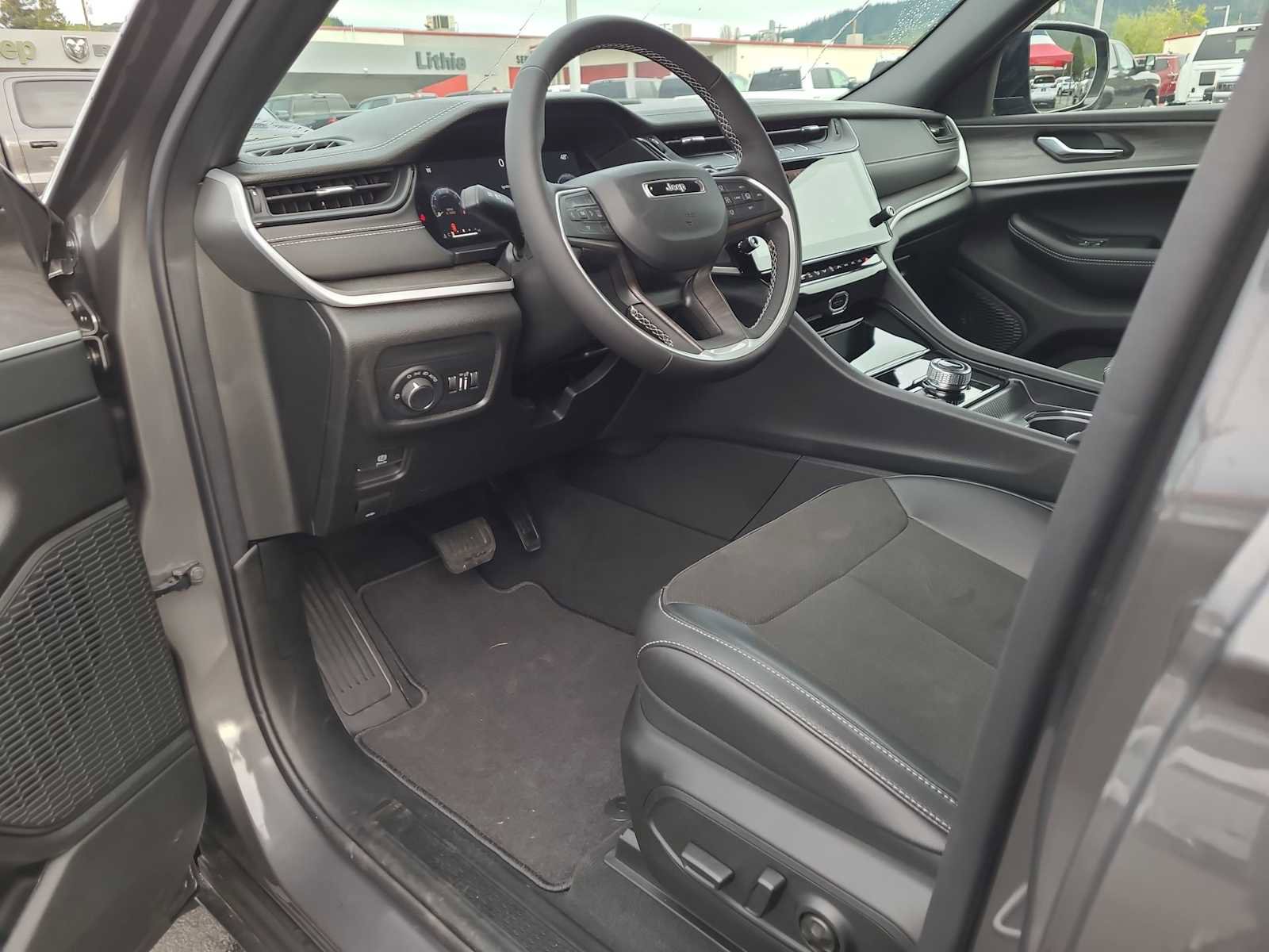 New 2026 Jeep Grand Cherokee Altitude AWD/4WD image 10