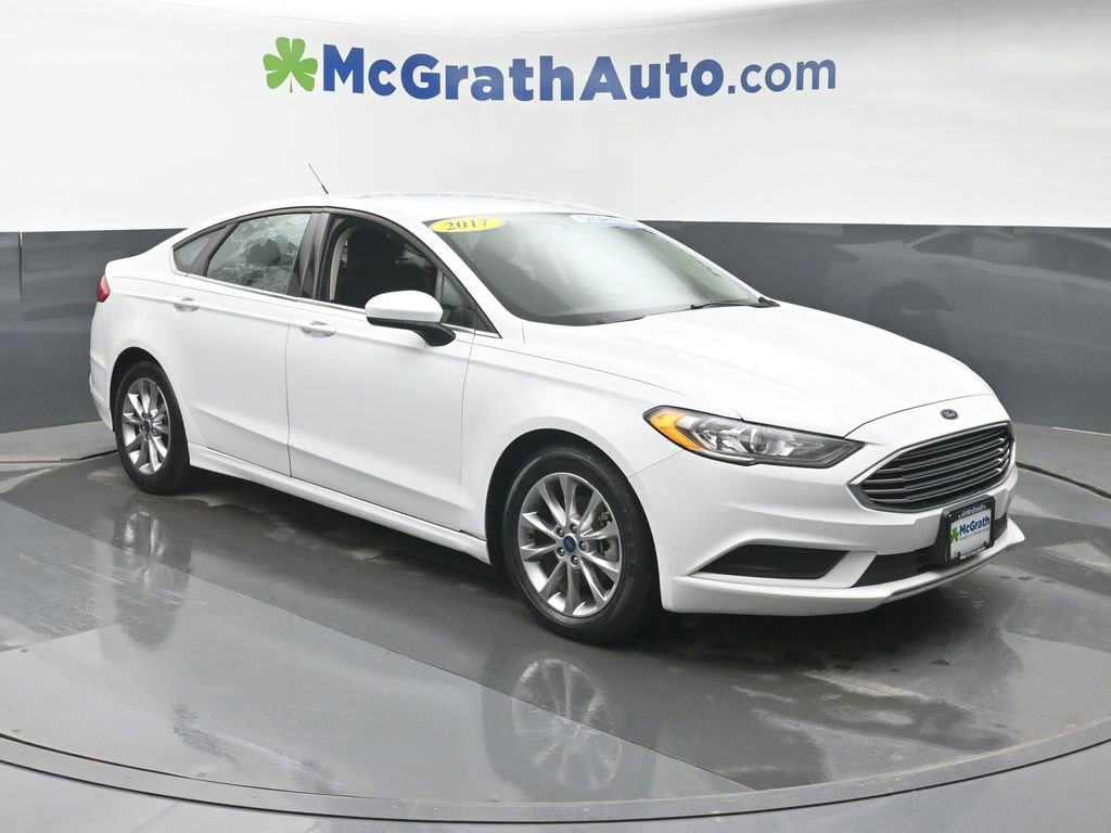 Used 2017 Ford Fusion SE w/ Fusion SE Technology Package image 2