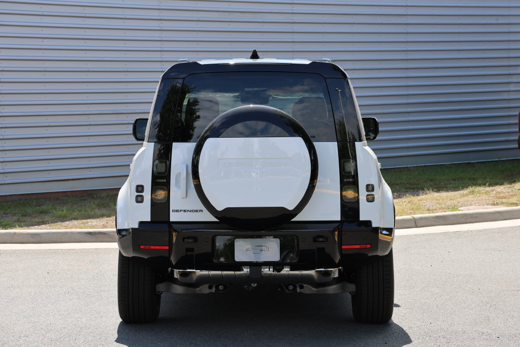 New 2026 Land Rover Defender 110 X-Dynamic SE AWD/4WD image 3