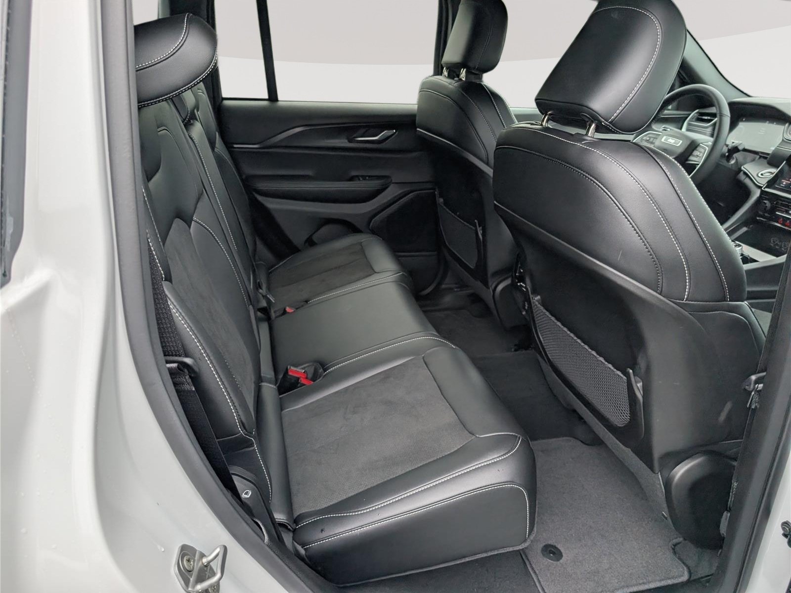 Used 2025 Jeep Grand Cherokee Altitude AWD/4WD image 11