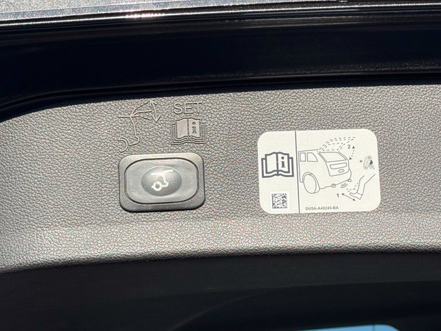 Used 2018 Ford Escape Titanium w/ Ford Safe & Smart Package FWD image 10