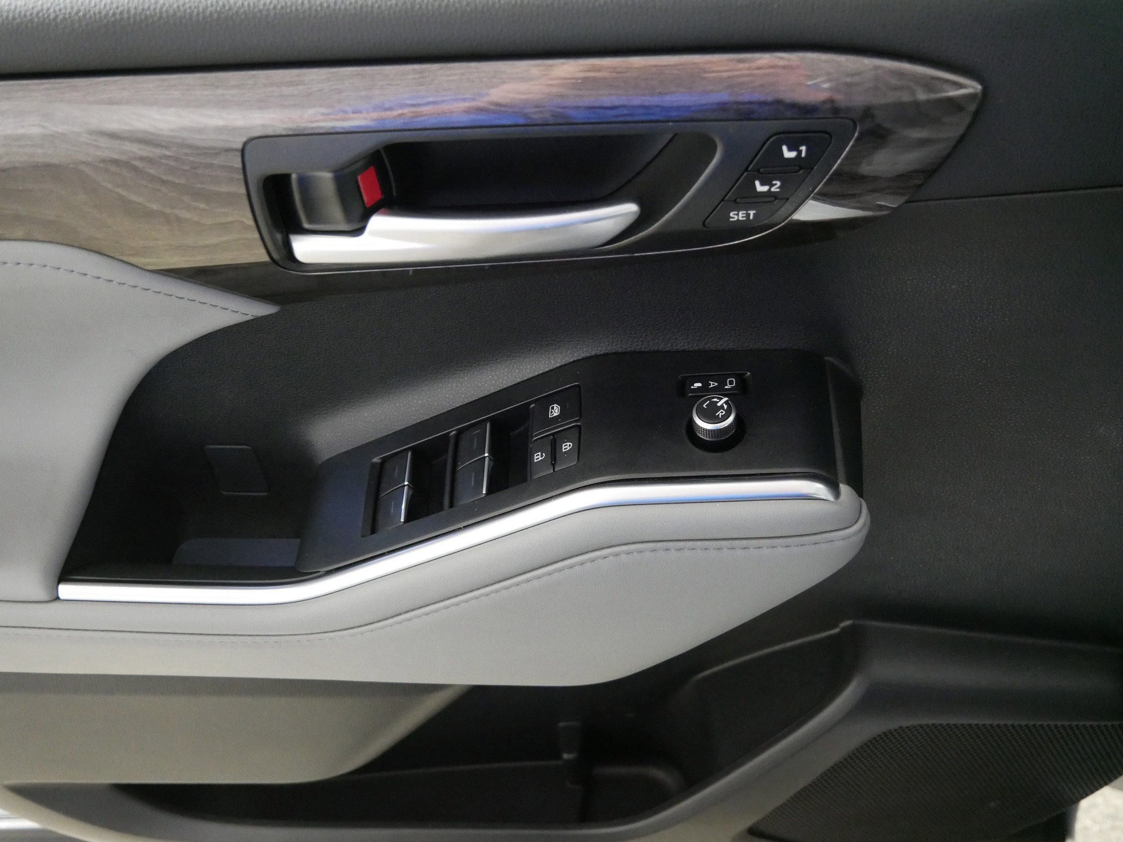 Used 2025 Toyota Highlander Limited image 19