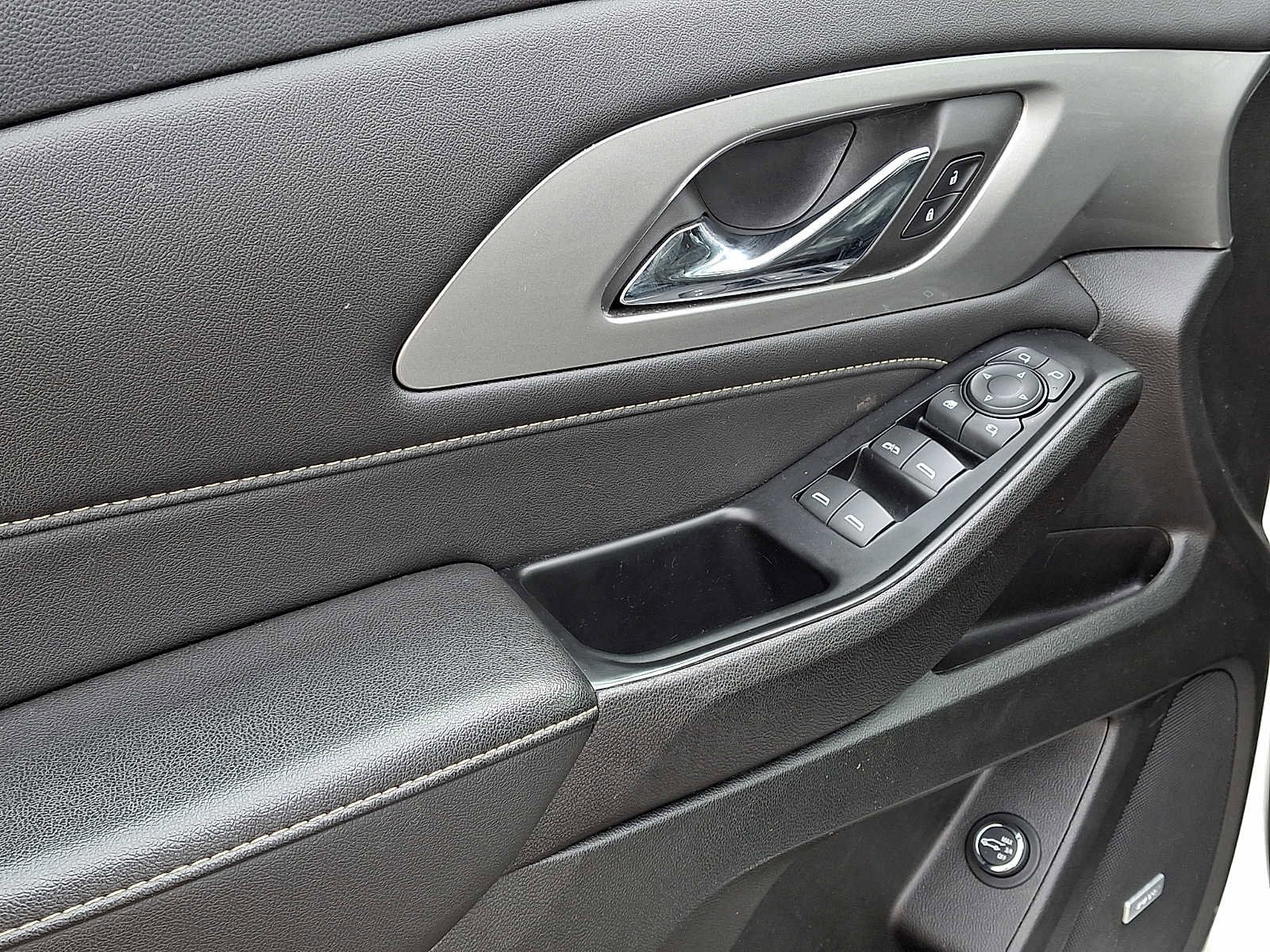 Used 2023 Chevrolet Traverse LT w/ LT Premium Package image 11