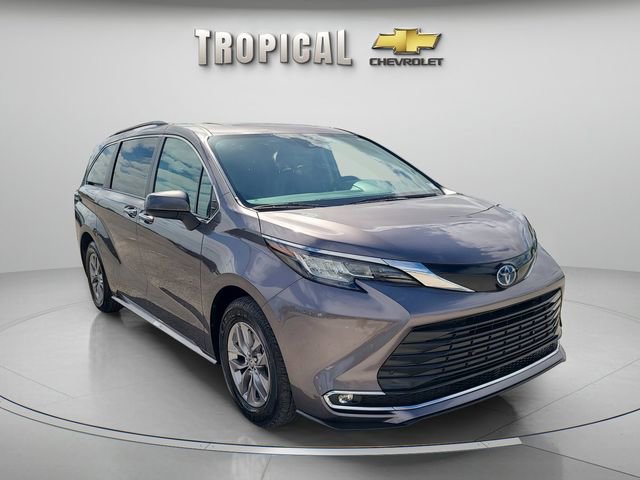 Used 2023 Toyota Sienna XLE FWD image 4