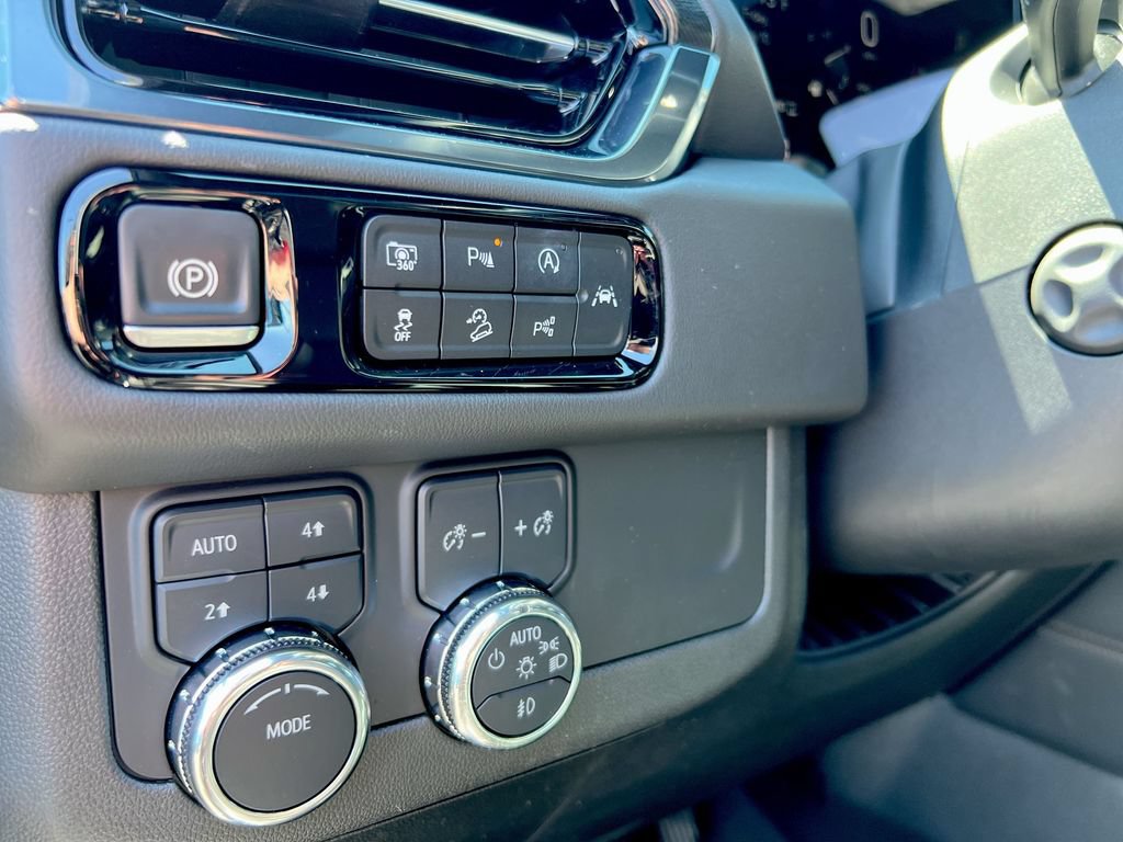 Used 2025 GMC Yukon XL AT4 w/ AT4 Premium Package AWD/4WD image 16