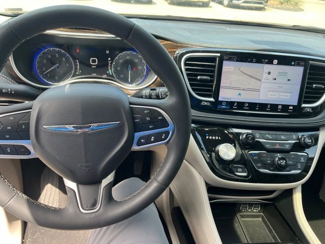 Used 2023 Chrysler Pacifica Limited FWD image 6