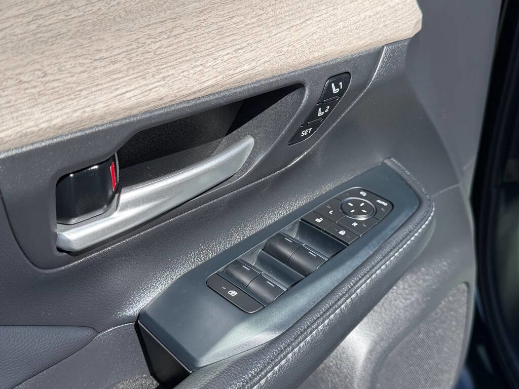 Used 2024 Toyota Grand Highlander AWD image 11