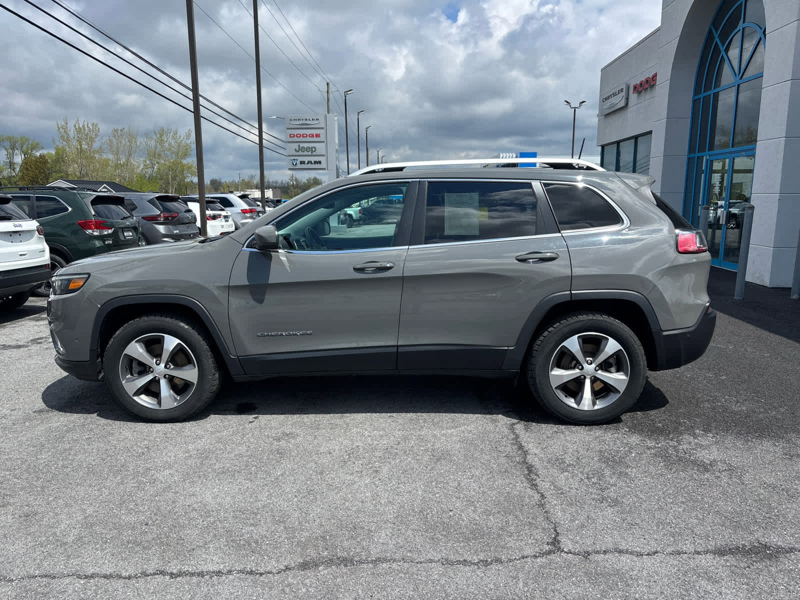 Used 2021 Jeep Cherokee Limited AWD/4WD image 3