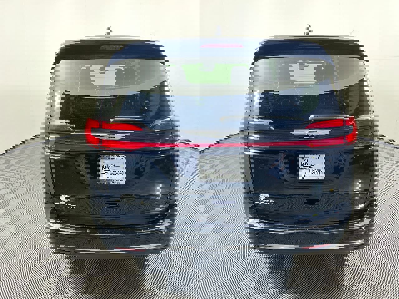 Used 2024 Chrysler Pacifica Touring-L image 4