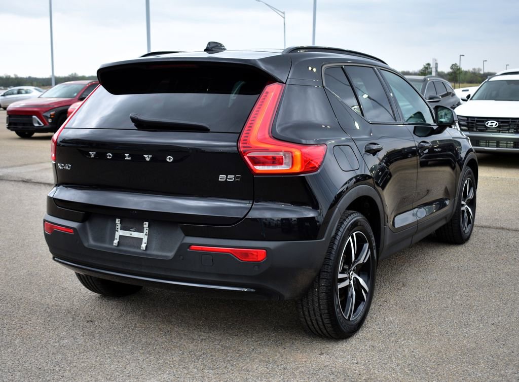 Used 2023 Volvo XC40 B5 Plus image 3