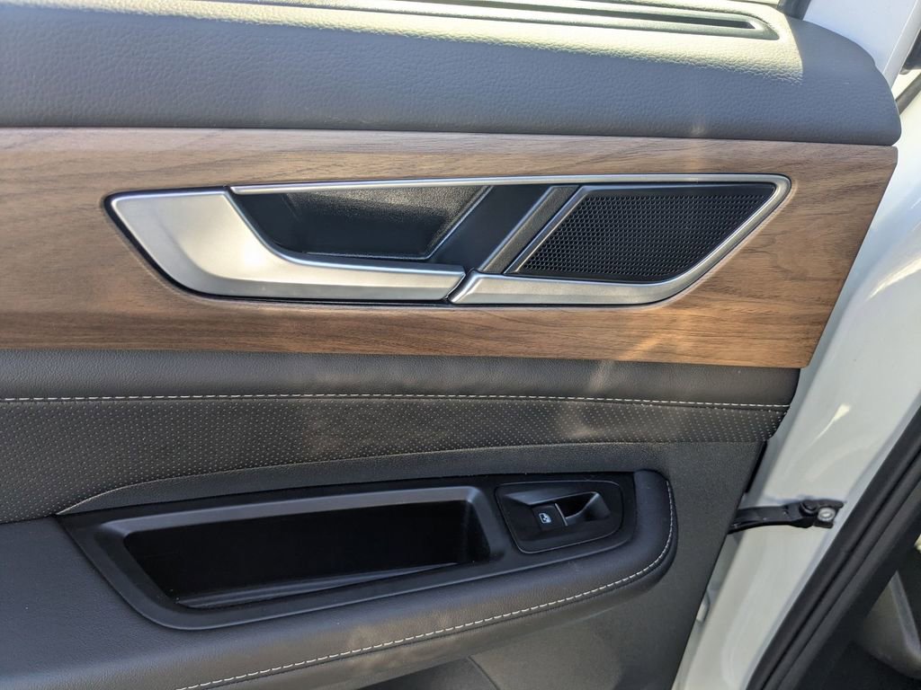 Used 2025 Volkswagen Atlas SE image 26