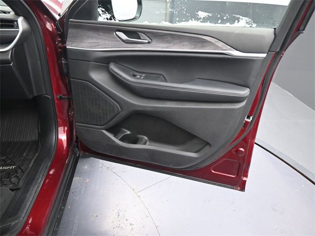 Used 2025 Jeep Grand Cherokee Limited w/ MOPAR Finishing Package image 11