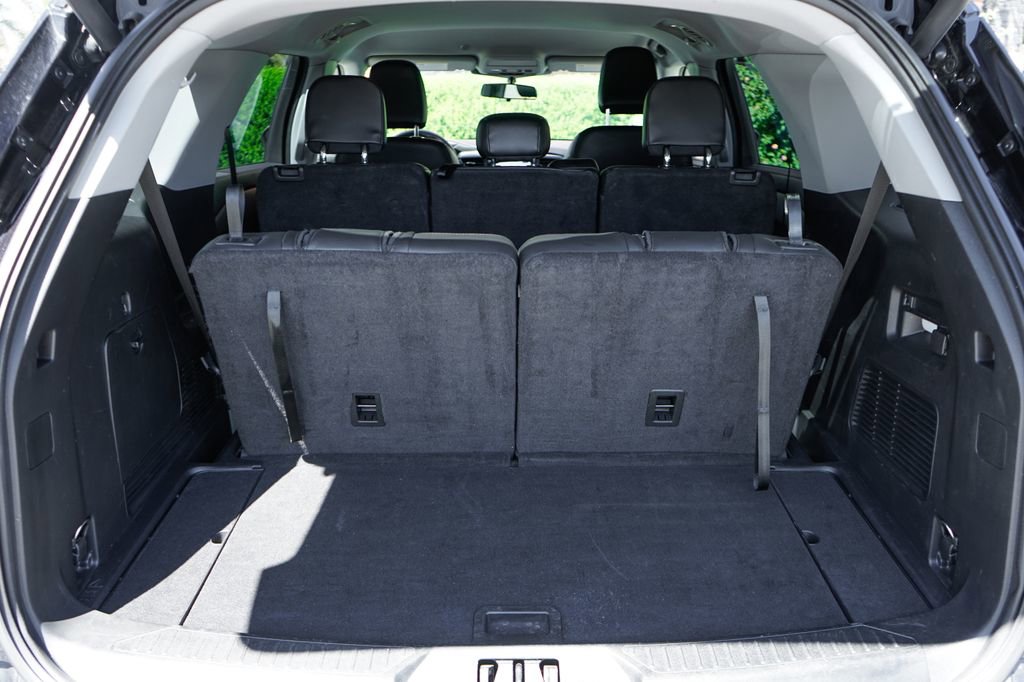 Used 2022 Ford Explorer XLT w/ Equipment Group 202A image 8