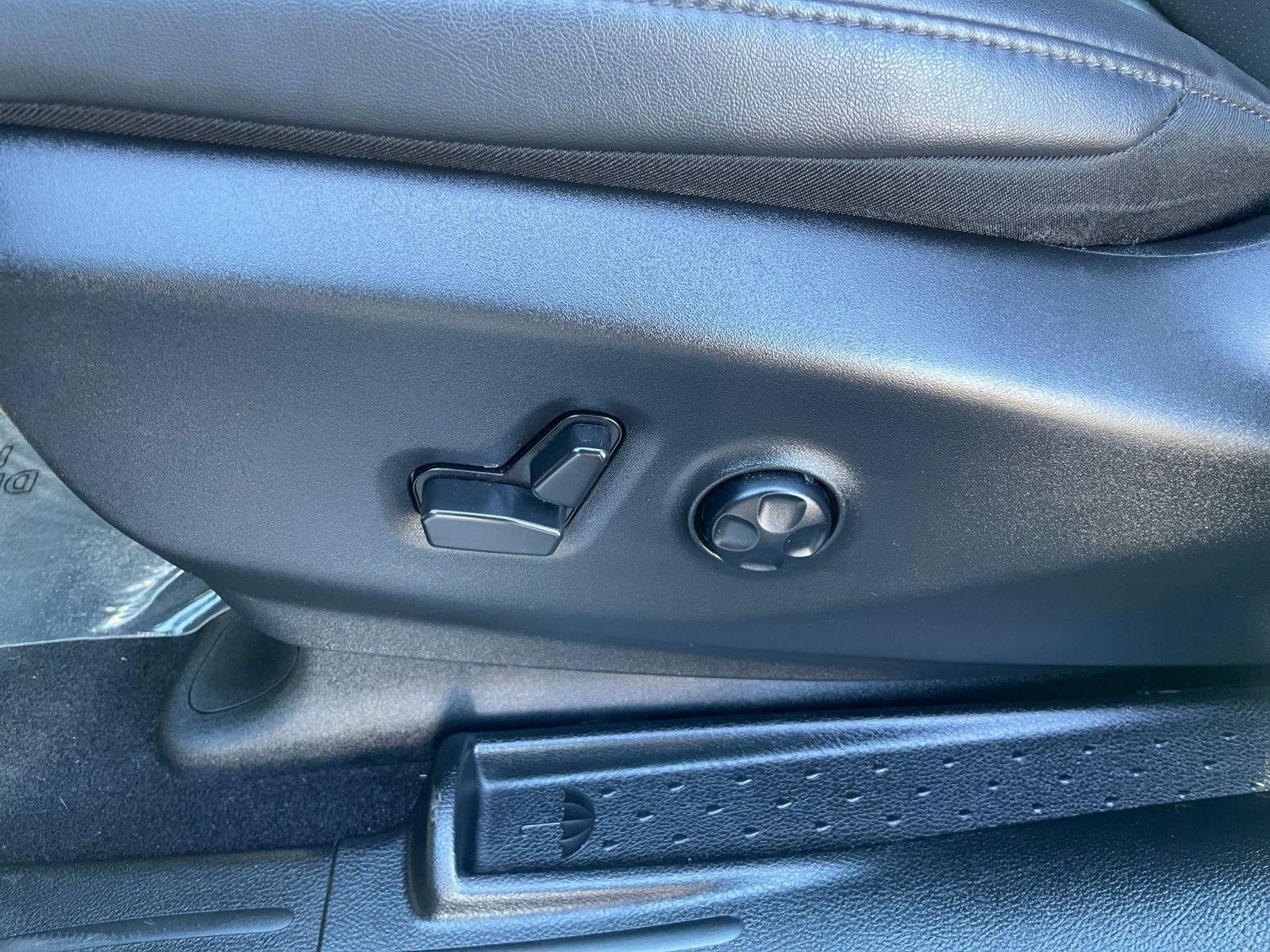 Used 2025 Chrysler Pacifica Select image 22