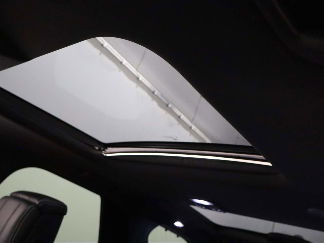 Used 2024 Land Rover Discovery Dynamic SE image 20