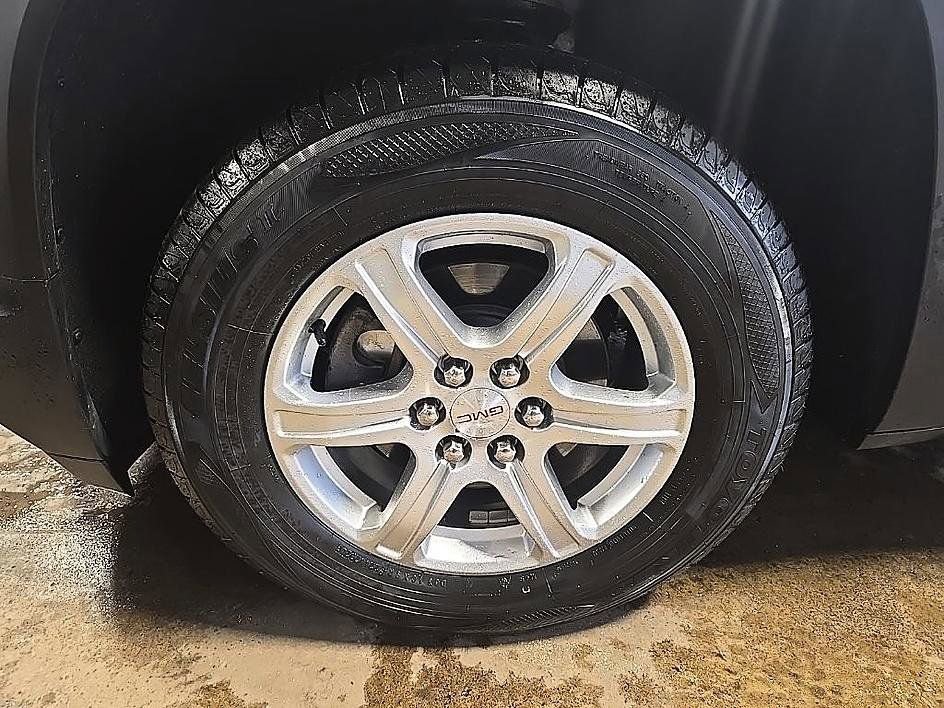 Used 2018 GMC Acadia SLE image 42