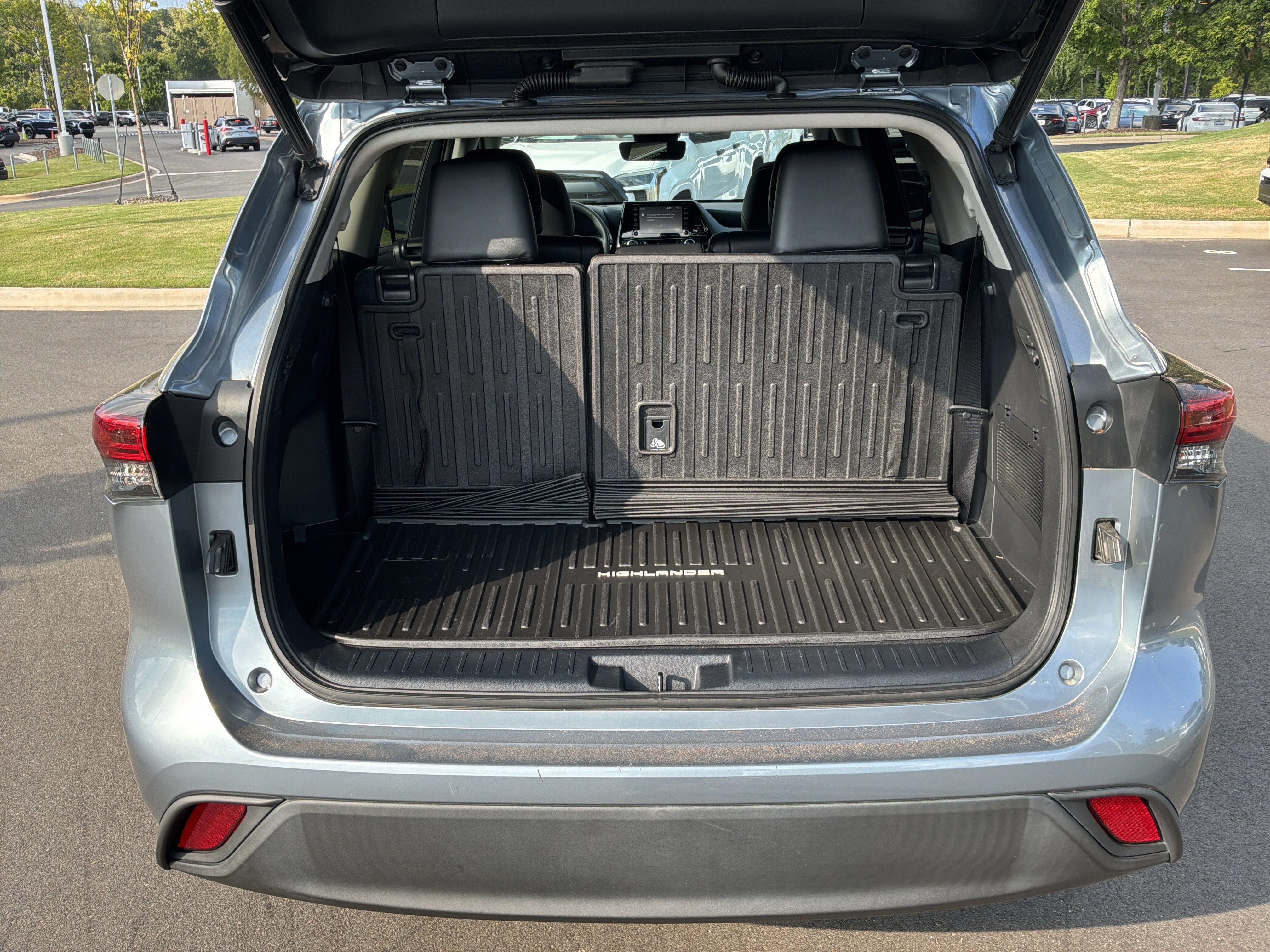 Used 2022 Toyota Highlander XLE FWD image 33