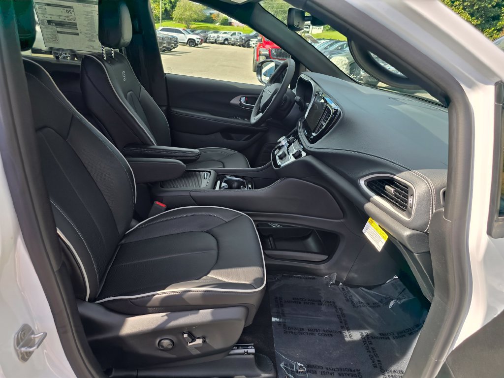 New 2027 Chrysler Pacifica Limited AWD/4WD image 28