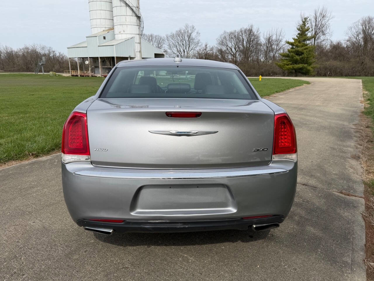 Used 2015 Chrysler 300 Limited w/ Driver Convenience Group image 4