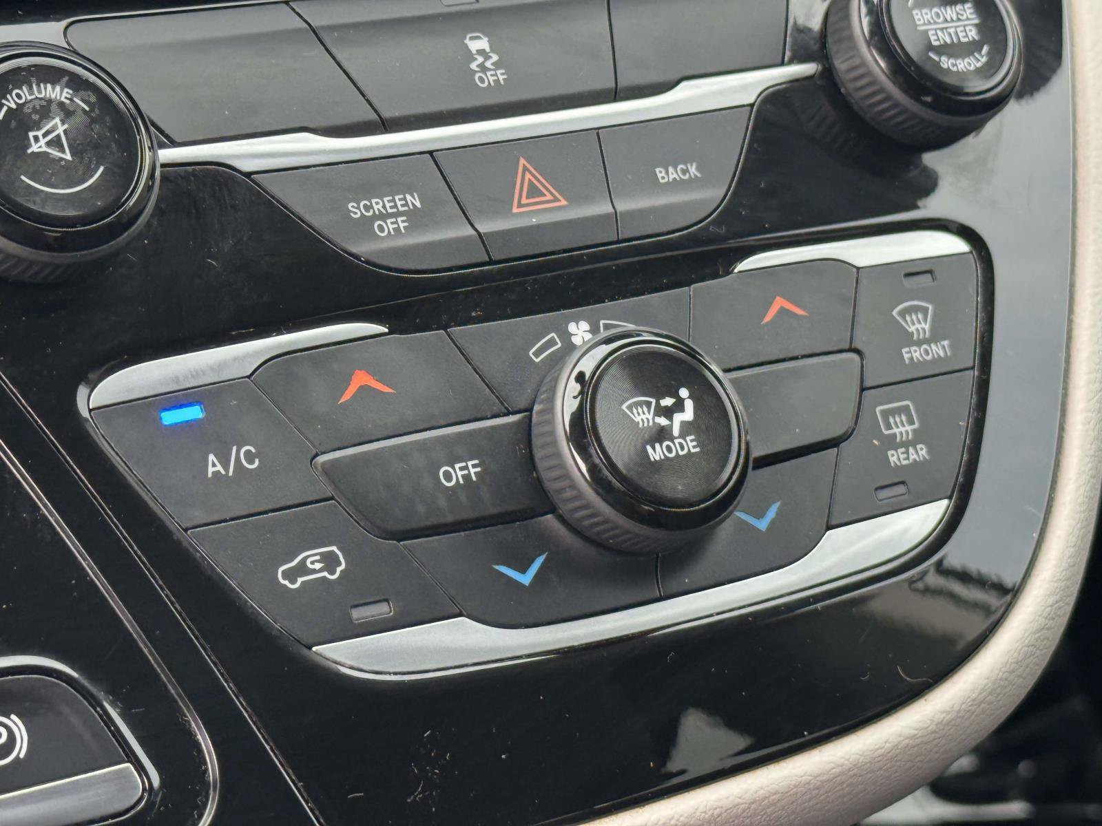 Used 2017 Chrysler Pacifica LX FWD image 5