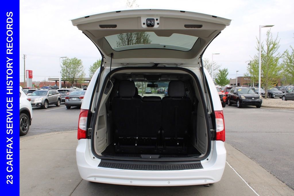 Used 2016 Chrysler Town & Country Touring-L image 9