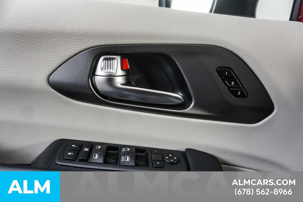 Used 2023 Chrysler Pacifica Touring-L FWD image 42