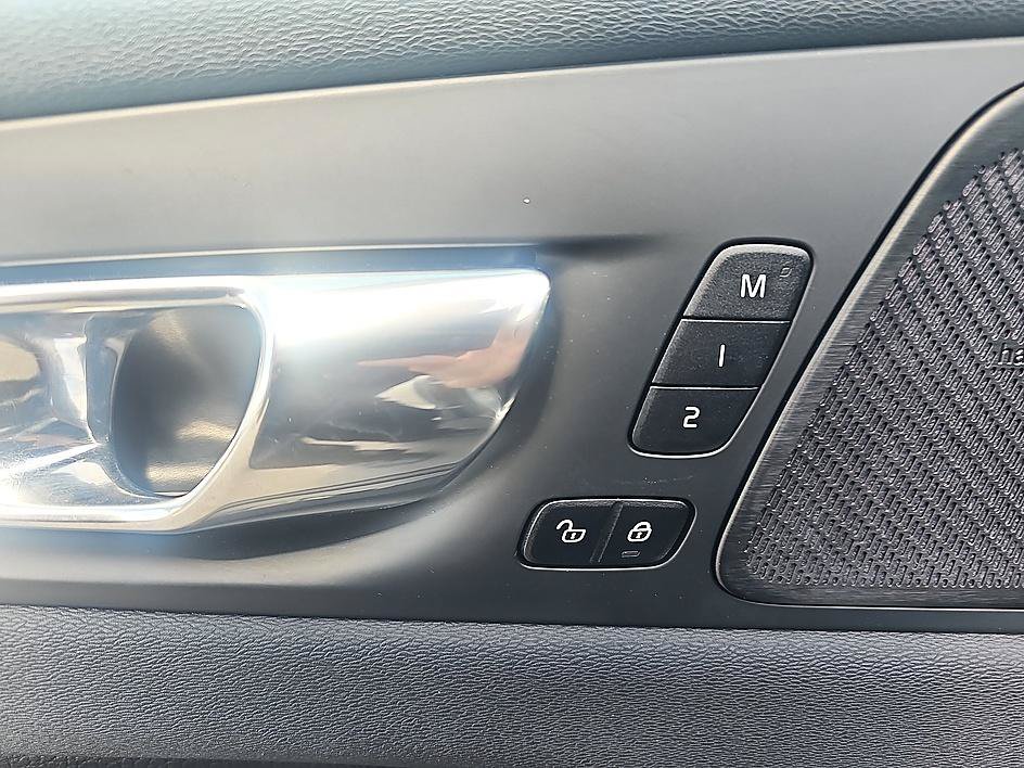 Used 2019 Volvo XC60 T5 Momentum w/ Multimedia Package FWD image 11