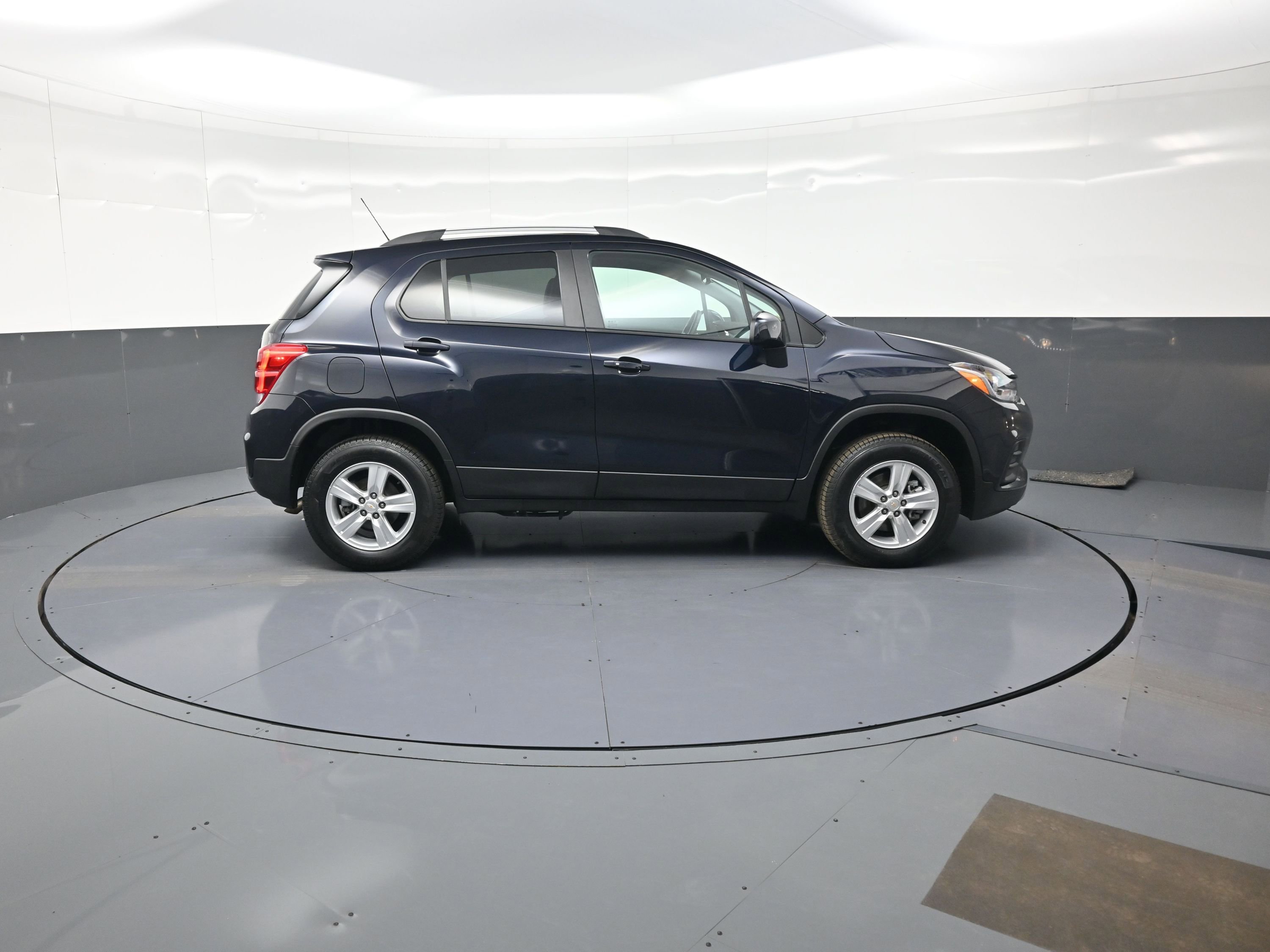Used 2022 Chevrolet Trax LT w/ LT Convenience Package image 2