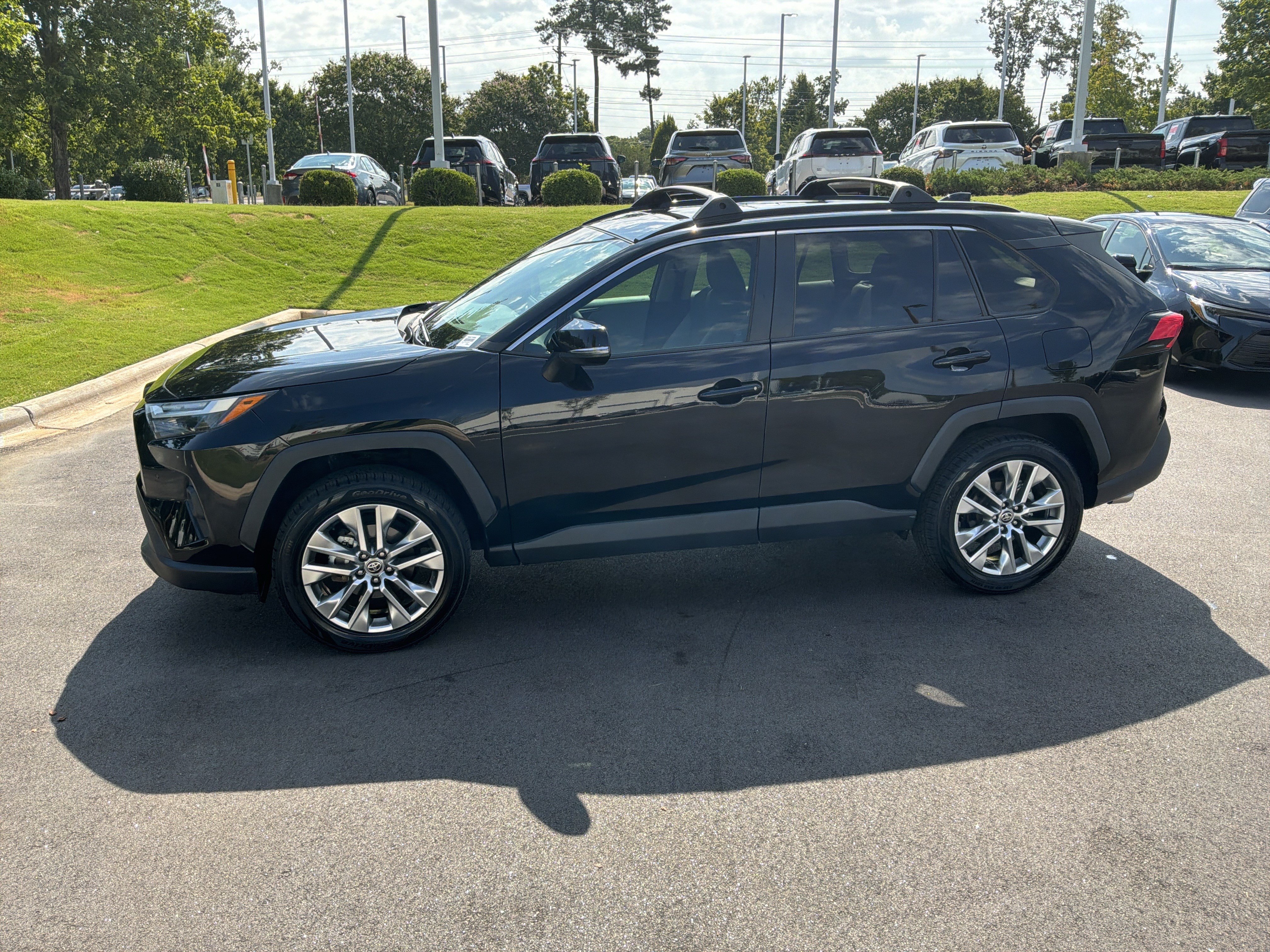 Used 2023 Toyota RAV4 XLE Premium AWD/4WD image 7
