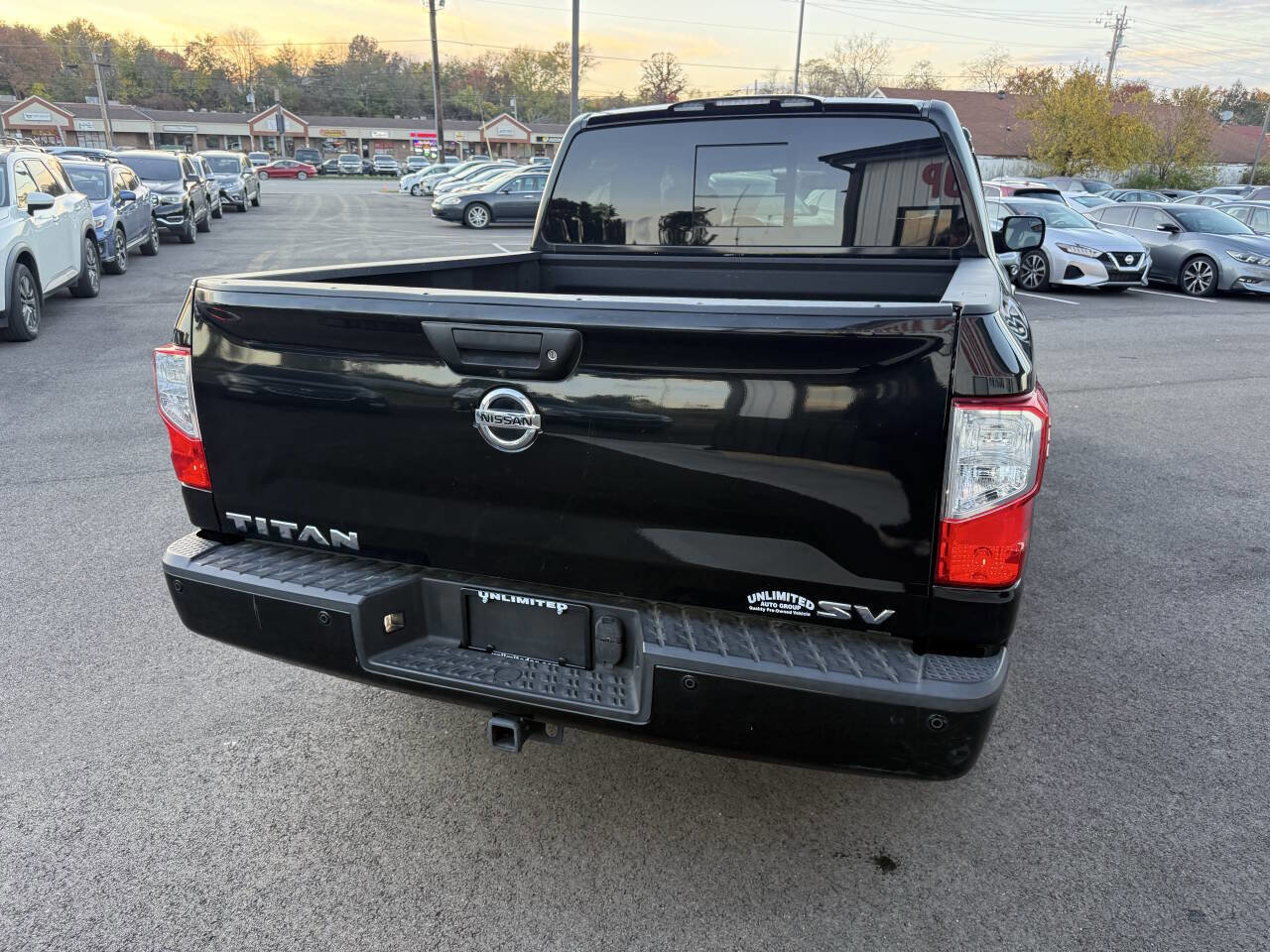 Used 2018 Nissan Titan SV w/ SV Convenience Package RWD image 8